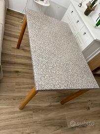 Tavolo da cucina con sedie