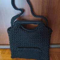 Borsa nera clutch all'uncinetto
