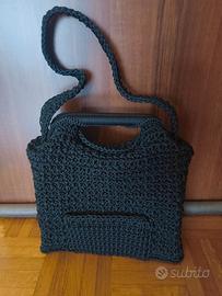 Borsa nera clutch all'uncinetto