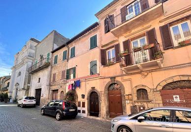 4 LOCALI A VALENTANO
