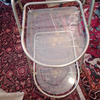 Carrello vintage in metallo e vetro su ruote