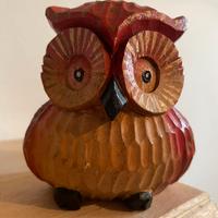 Civetta in legno decorata a mano
