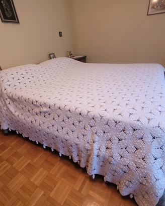 Copriletto a uncinetto fatto a mano