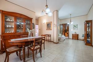Piano terra in bifamiliare con tripla esposizione