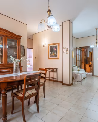 Piano terra in bifamiliare con tripla esposizione