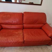 Divano arancione in pelle