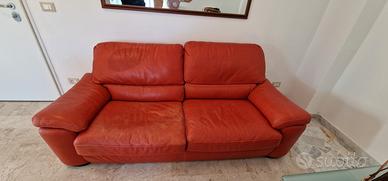 Divano arancione in pelle