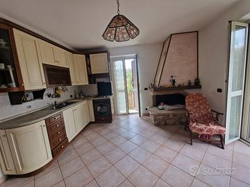Casa con posto auto e giardino ampia metratura