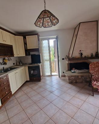 Casa con posto auto e giardino ampia metratura