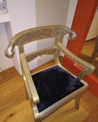 sedia etnica  con decorazioni a sbalzo