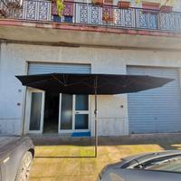 Coppia di ombrelloni. 