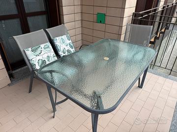 Tavolo in vetro e sedie