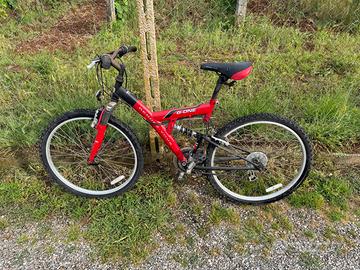 Bicicletta mountanbike bi-ammortizzata