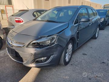 Opel Astra J anno 2011 ricambi usati
