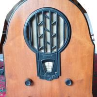 Riproduzione di radio a valvole marca Philips. 