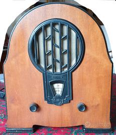 Riproduzione di radio a valvole marca Philips. 