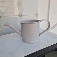 Piccolo innaffiatoio grigio. Nuovo