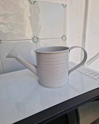 Piccolo innaffiatoio grigio. Nuovo