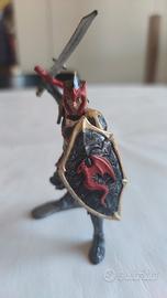 Schleich Guerriero del Drago Rosso con spada.