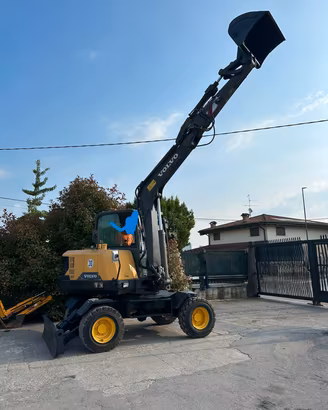 E229 Escavatore gommato Volvo 50 q
