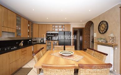 PORZIONE DI BIFAMILIARE CON BOX E GIARDINO!!