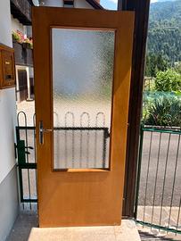 Porta in legno con vetro