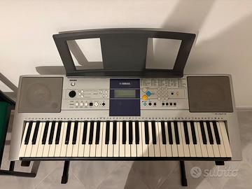 Tastiera Yamaha PSR E-323 con cavalletto