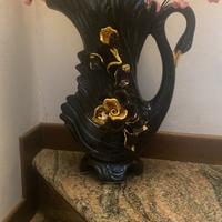Vaso cigno nero con rose color oro