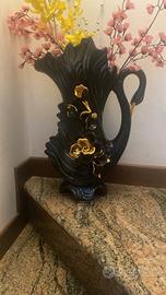 Vaso cigno nero con rose color oro