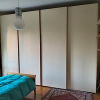 Camera con armadio letto e comodino perfetta