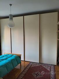 Camera con armadio letto e comodino perfetta