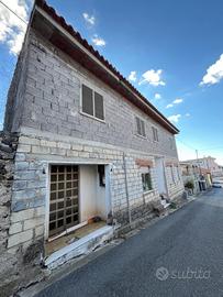 Casa suddivisa in due appartamenti