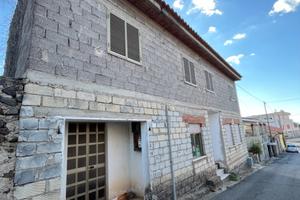 Casa suddivisa in due appartamenti