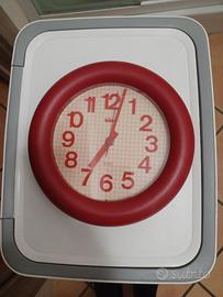 Orologio da parete BINO rosso, design LORENZ