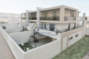 Elegante Villa con Terrazzi e Giardino