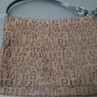 Borsa entrà marrone con scritte nere monospalla