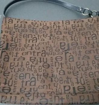 Borsa entrà marrone con scritte nere monospalla