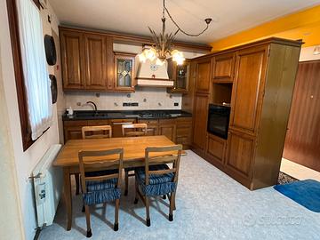 Cucina in legno massiccio