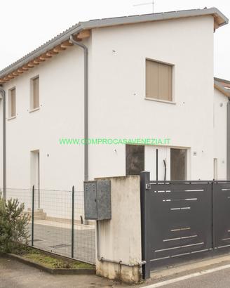 Bifamiliare di testa in legno biohouse