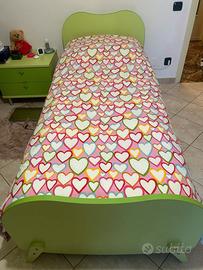 Letto singolo con comodino da ragazza