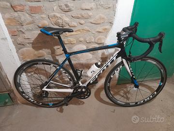 bicicletta in carbonio scott solace 