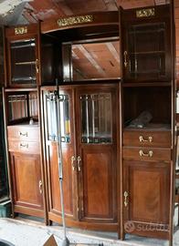 Mobile elegante con specchio centrale e vetrina