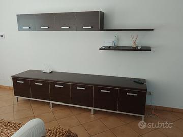 parete attrezzata in buono stato 