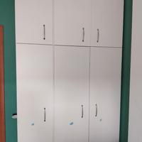 Mobili (armadio; armadietti; letto con 2 cassetti)