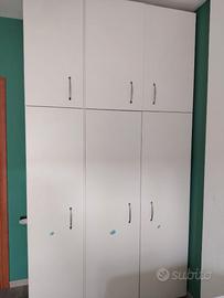 Mobili (armadio; armadietti; letto con 2 cassetti)