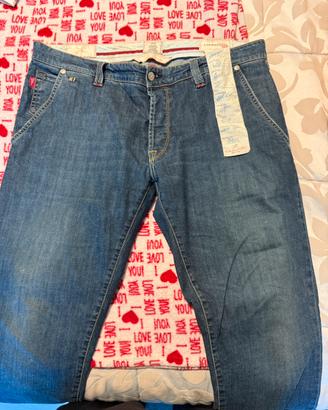Jeans firmati trama rossa fatti a mano