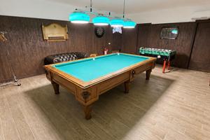 Sala privata con biliardo e cucina