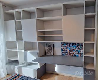 Libreria a parete con scrivania