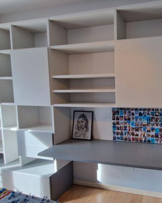 Libreria a parete con scrivania