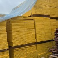 Puntelli e pannelli gialli armatura